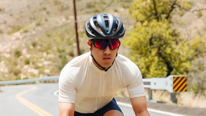 Meta新眼镜,Oakley口味